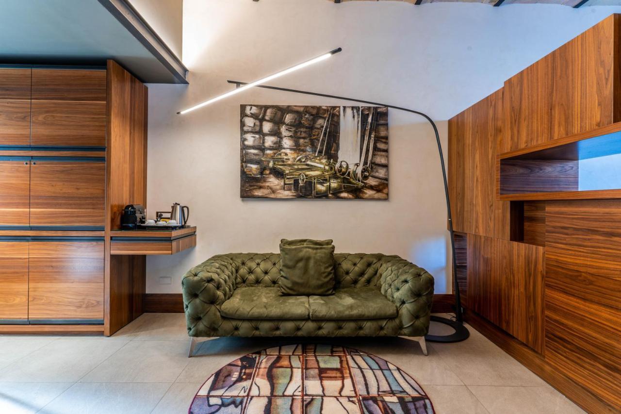 Gasometer Urban Suites Rome Buitenkant foto A floor lamp