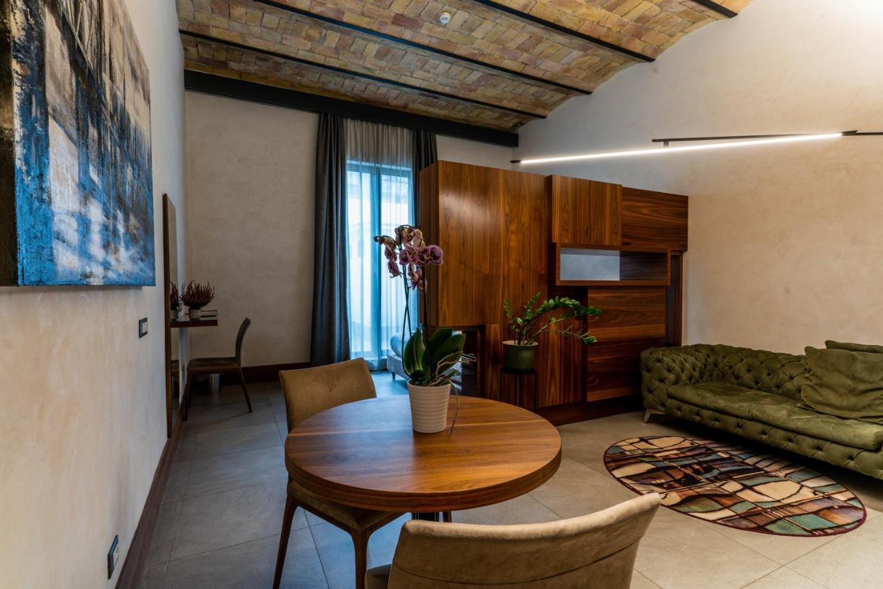 Gasometer Urban Suites Rome Buitenkant foto A suite at the hotel